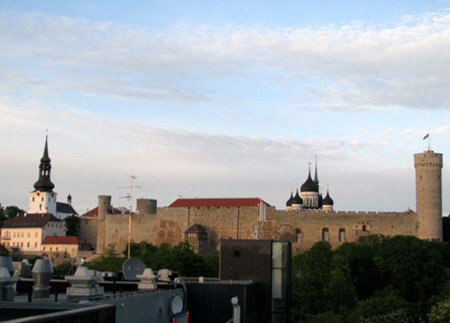 За крепостной стеной - старый средневековый город Таллина, Эстония