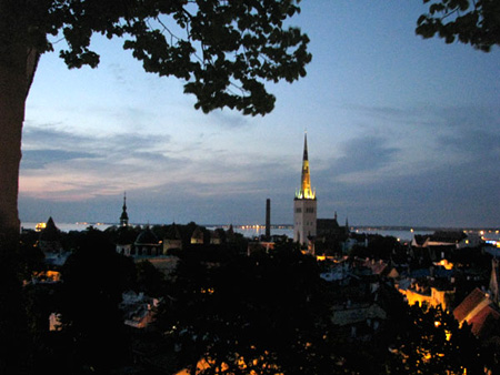 Вид на вечерний Таллин со смотровой площадки в Старом городе, Эстония